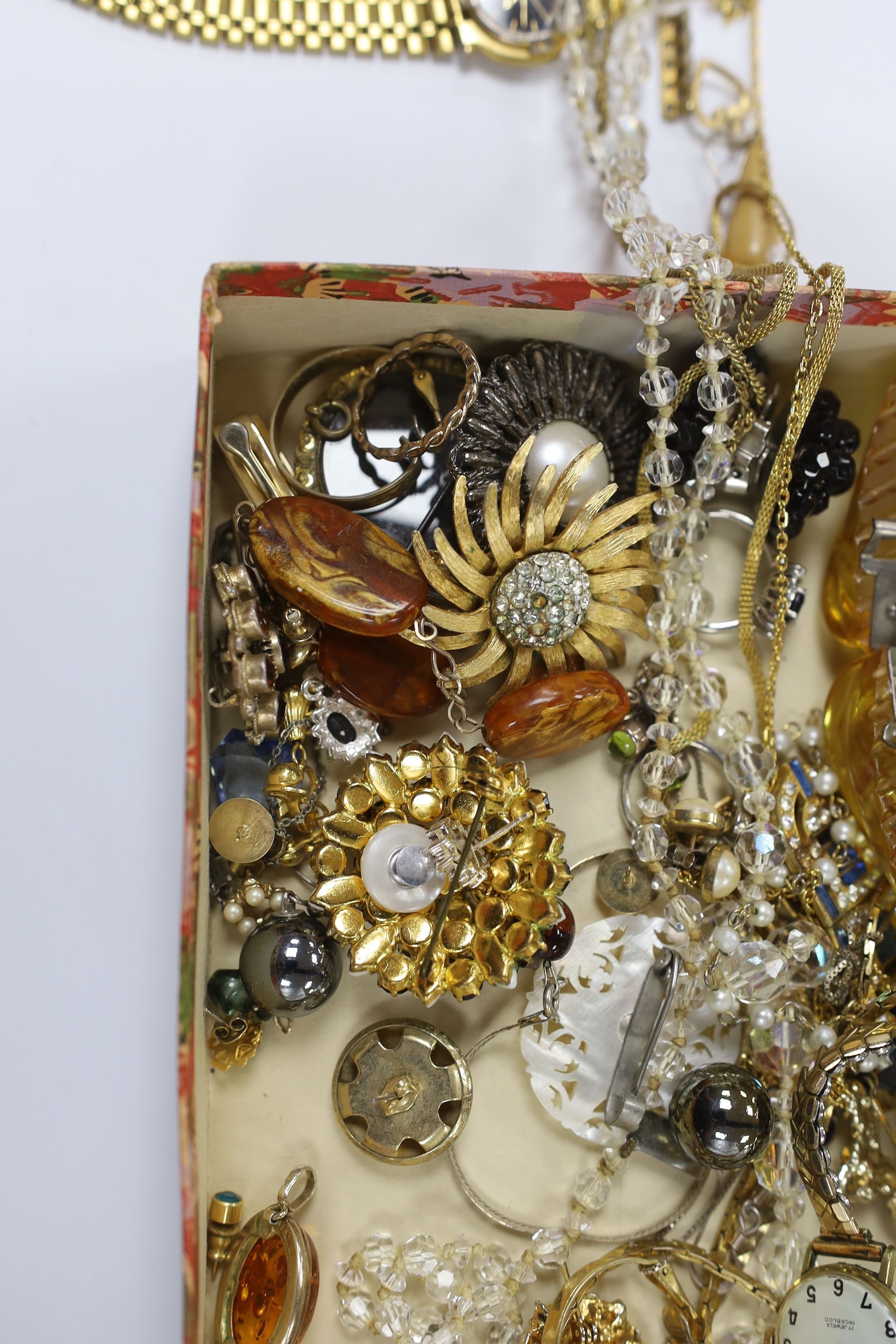 Assorted costume jewellery and wrist watches, including an agate set brooch.